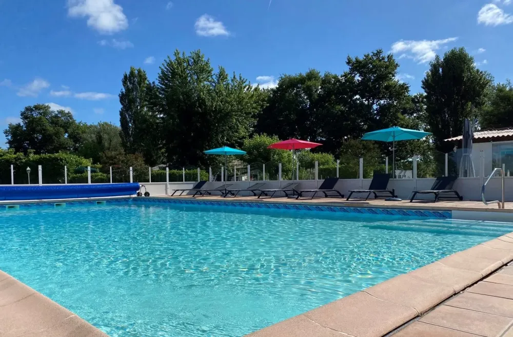 piscine et parasols